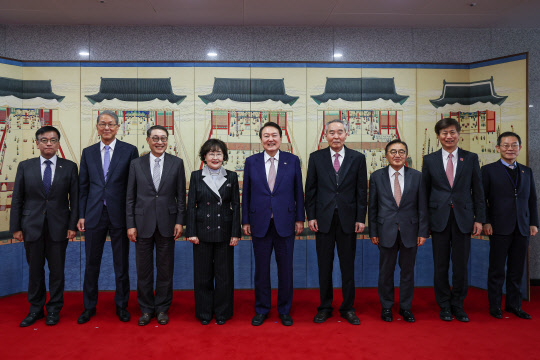 윤석열 대통령이 30일 서울 용산 대통령실 청사에서 열린 과학기술 원로 오찬 간담회에서 참석자들과 기념촬영을 하고 있다. 대통령실 제공